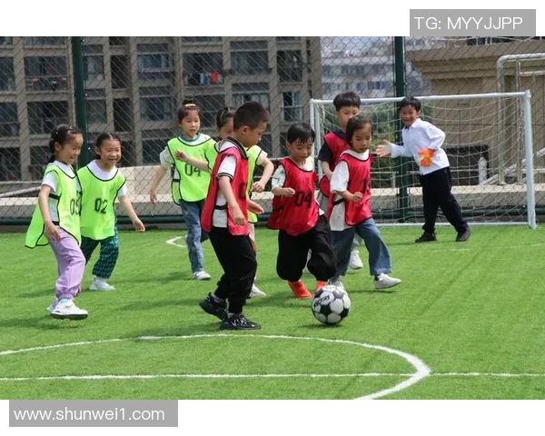 小学生快乐踢足球精彩瞬间集锦展现童年活力与团队精神 小学生快乐踢足球精彩瞬间集锦展现童年活力与团队精神