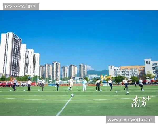 中学足球比赛激烈进行球场上青春与梦想交织的精彩瞬间 中学足球比赛激烈进行球场上青春与梦想交织的精彩瞬间